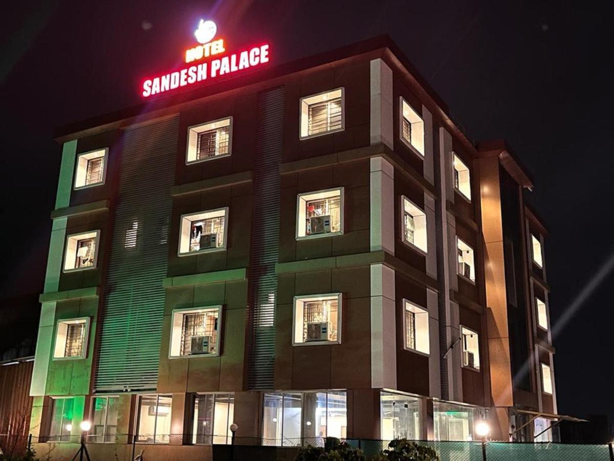 Hotel Sandesh Palace โลนาวาลา ภายนอก รูปภาพ